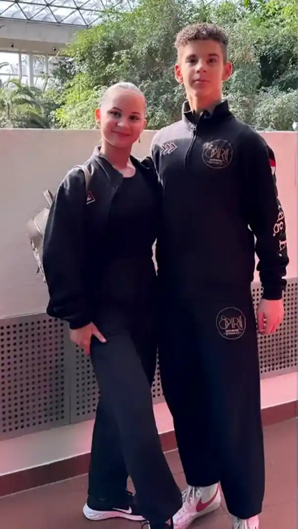 Hímzett sportmelegítő