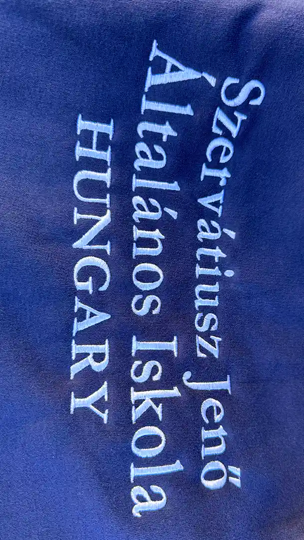 Hímzett<br> iskolai ruházat